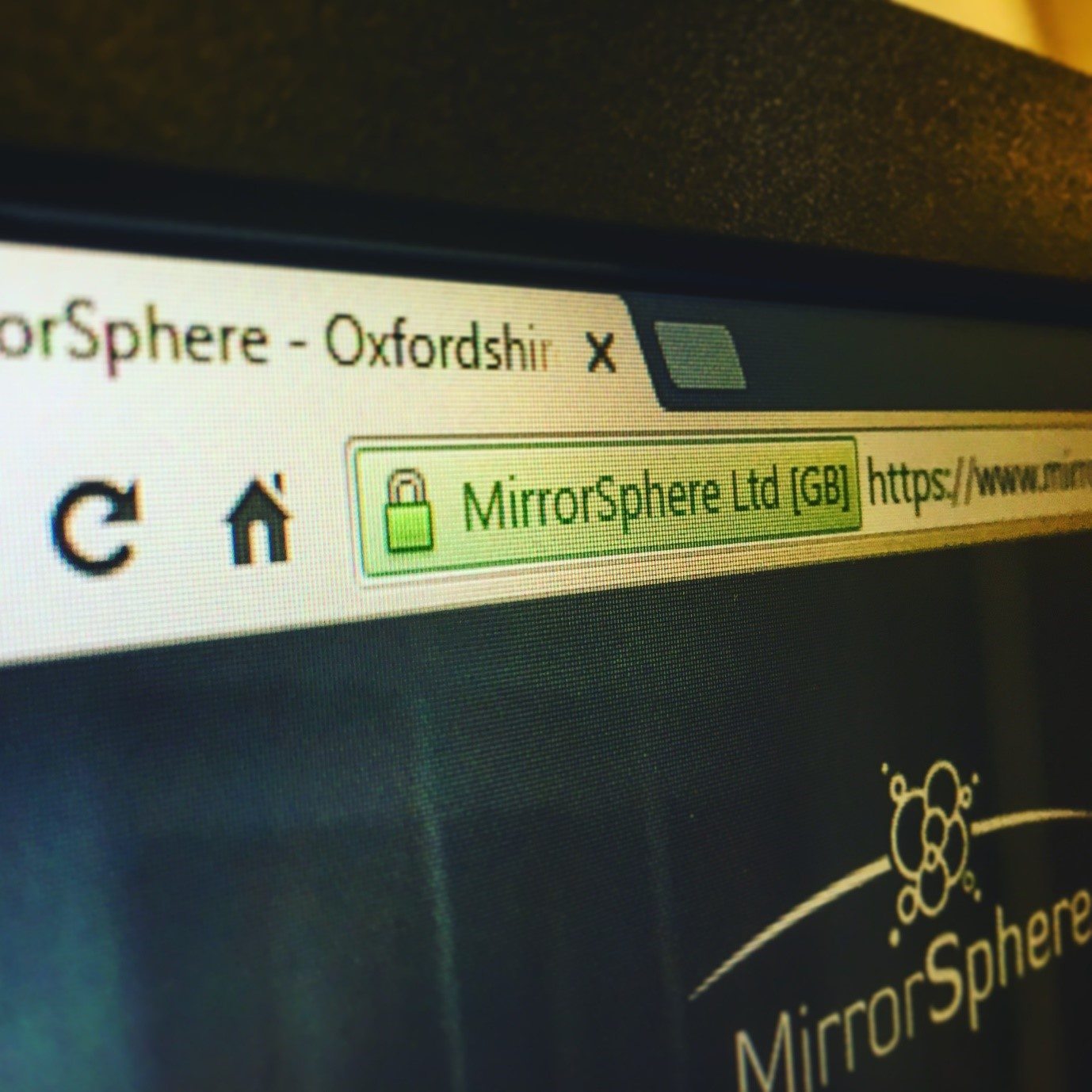 Photo of the MirrorSphere website URL with Padlock.